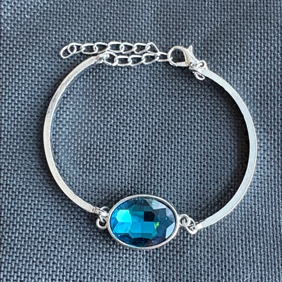 Elegant Silver and Blue Bracelet - Picture 2 of 3